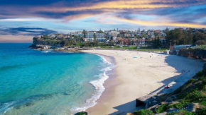 A modern two bedroom apartment! Quiet, secure and 1 minute walk to Bondi Beach!, Sydney
